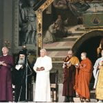 <strong>La foto simbolo.</strong> Assisi, 27 ottobre 1986. Papa Giovanni Paolo II e rappresentanti religiosi. Da sinistra: metropolita Filarete, della Chiesa ortodossa russa; vescovo di Palmira Gabriele, della Chiesa greco-ortodossa di Antiochia; Robert Runcie, arcivescovo di Canterbury, capo religioso della Chiesa anglicana; Metodio (Fouyias) di Pisidia, arcivescovo di Tiatira e Gran Bretagna; papa Giovanni Paolo II; Dalai Lama Tenzin Gyatso; Maha Ghosananda, monaco buddista cambogiano; Eui-Hyun Seo (Corea); Etai Yamada (Giappone).