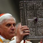 Marzo 2015. L'allora card. Ratzinger sostituisce Giovanni Paolo II nelle celebrazioni della Pasqua. Al dito, l'anello episcopale in ametista