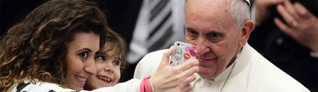 Papa Francesco selfie, cellulare Vangelo, Bibbia telefonino