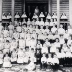 Suore e bambini dell'orfanotrofio di Galveston, Texas, alla fine dell'Ottocento.