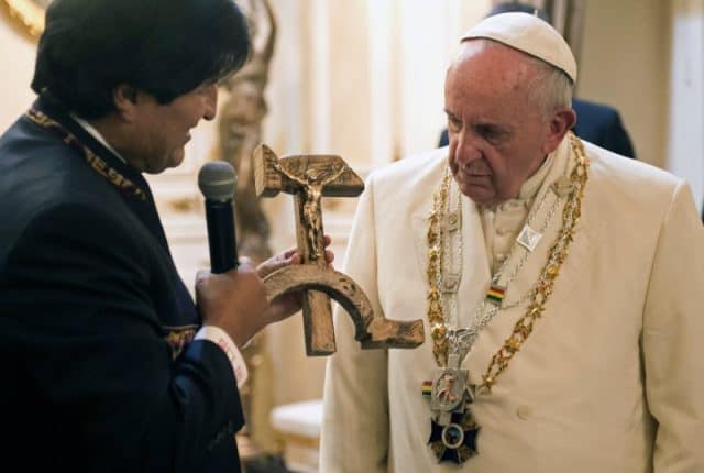 Papa Francesco, Evo Morales, regalo crocifisso falce e martello