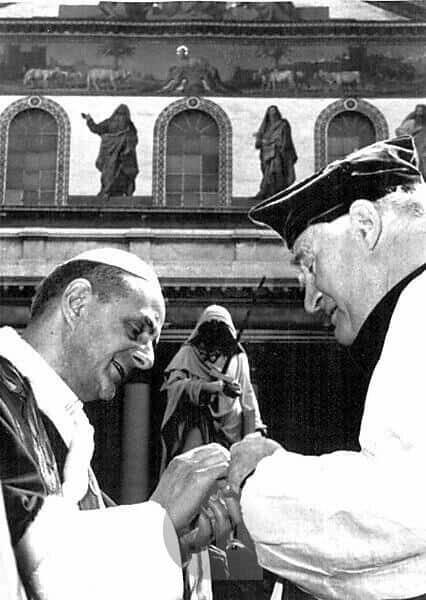 Papa Paolo VI nell'atto di donare il proprio anello all'Arcivescovo di Canterbury, Michael Ramsey. 24 marzo 1966.