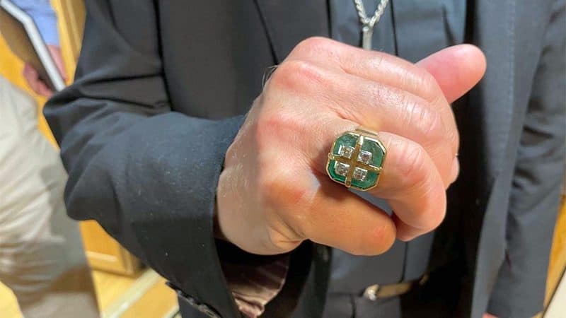 L'anello di Paolo VI indossato dall'arcivescovo di Canterbury Justin Welby in visita da papa Francesco. 2021.