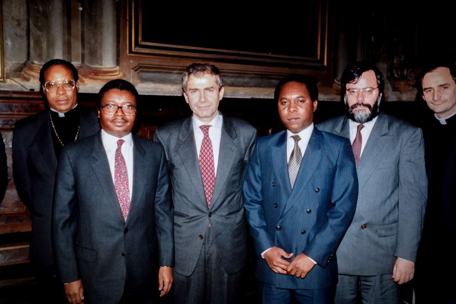 Da sinistra a destra: il vescovo Jaime Pedro Gonçalves, Armando Guebuza (Frelimo), Mario Raffaelli, Raúl Manuel Domingos (Renamo), Andrea Riccardi e don Matteo Zuppi.