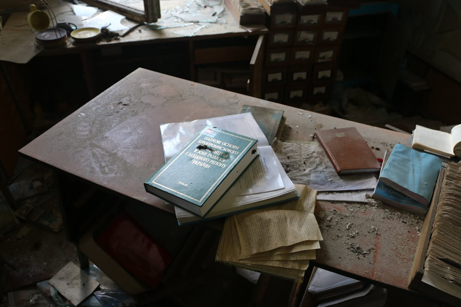 Ucraina, 2015. Una biblioteca distrutta a Pisky. Nolan Peterson, The daily signal. Nell'immagine di testata: bambini palestinesi leggono a lume di candela a Gaza City, privata di energia elettrica, Gaza City, 2017. AFP/ Thomas Coex.