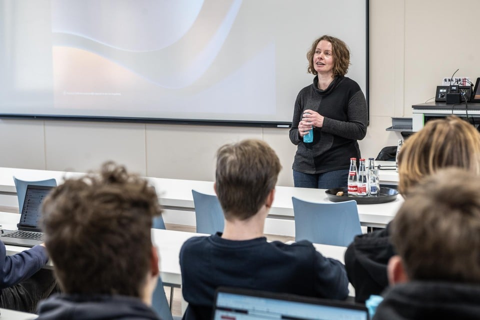 Nathalie Huygens tiene conferenze, anche agli studenti, su ciò che ha vissuto come vittima di violenza sessuale. © Stefan Beel.